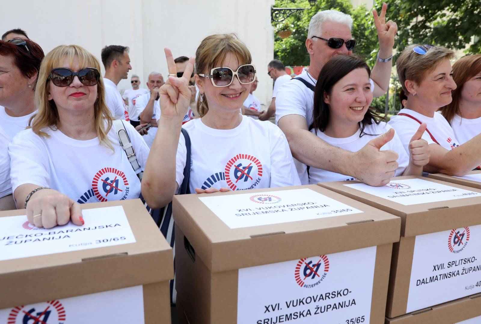 Zagreb: Predaja sakupljenih potpisa Referendumske inicijative â67 je previÅ¡eâ Hrvatskom saboru