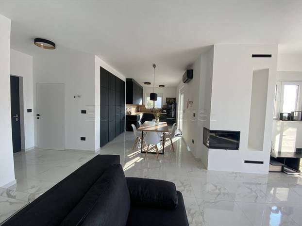 Prodaje se vila u Lunu s velikim bazenom: Cijena? Ma sitnica...