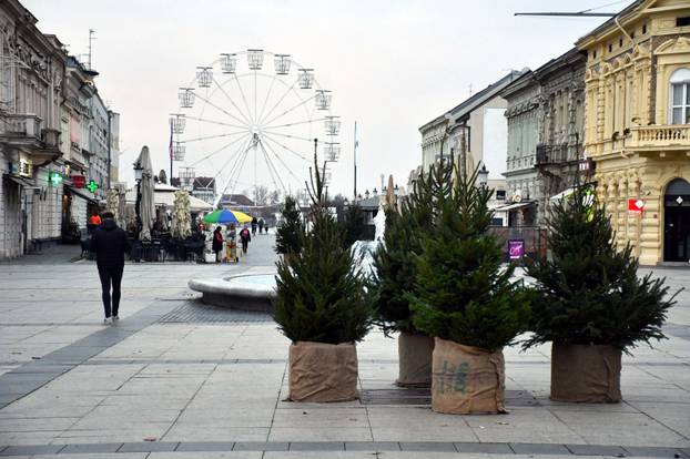 FOTO Slavonski Brod oblači svoje božićno ruho: Priprema grada za blagdansko ozračje