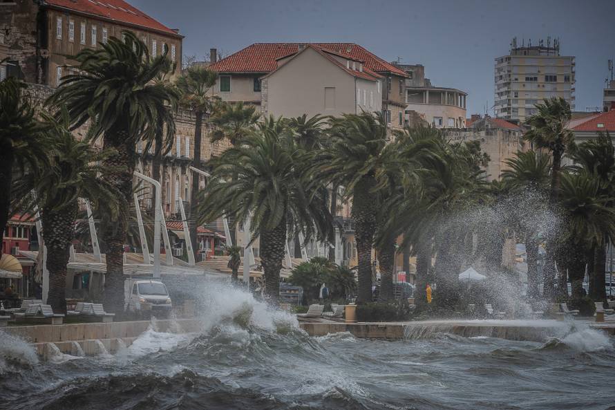 Split: Orkansko jugo potopilo rivu te stvaralo probleme u pomorskom prijevozu