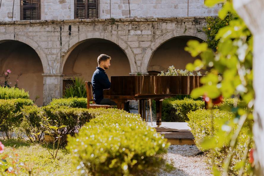 Sklad glazbe i riječi:  Zvjezdan Ružić snimio emotivnu pjesmu s književnikom Lukom Paljetkom