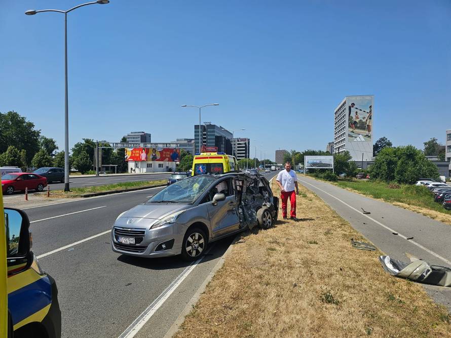 VIDEO Tri skršena vozila u Zagrebu! HGSS-ovac slučajno bio na mjestu sudara i pomagao