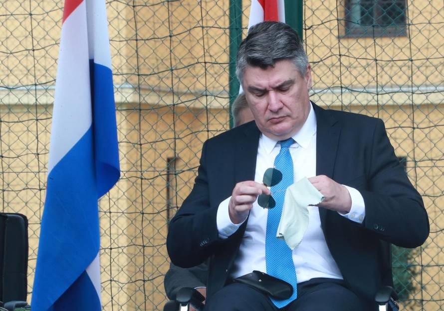 Zagreb: Predsjednik Milanović dobro očistio naočale prije promocije časnika