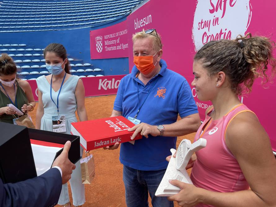 Poklonio sam svoju monografiju Jasmine Paolini, pobjednici WTA Bol Opena - bila je oduševljena!