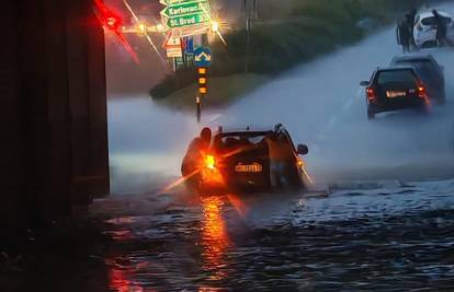 VIDEO Drama u Zagrebu: Auto zapeo u poplavi u podvožnjaku! Žena izašla, pomažu joj...
