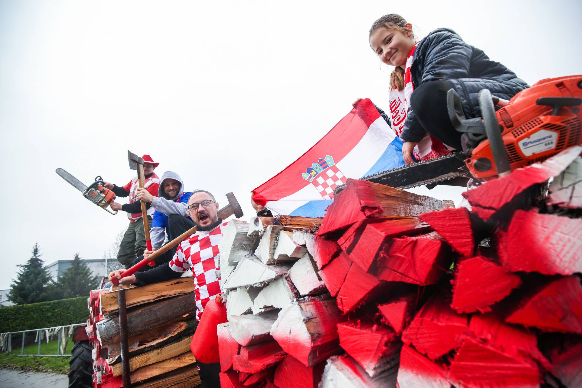 Navijači iz Gradne obojali su drva za ogrjev u crveno bijelu boju