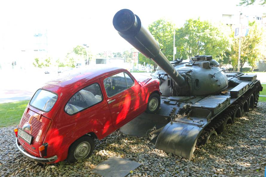 Na današnji dan 1991. tenk JNA zdrobio je 'crvenog fiću' u Osijeku