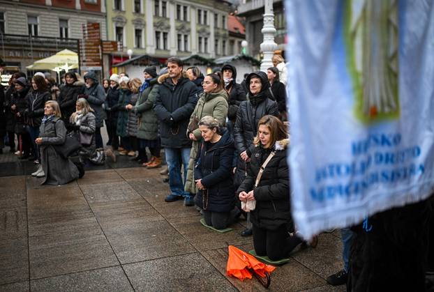Zagreb: Molitelji i prosvjednici na Trgu bana Jelačića