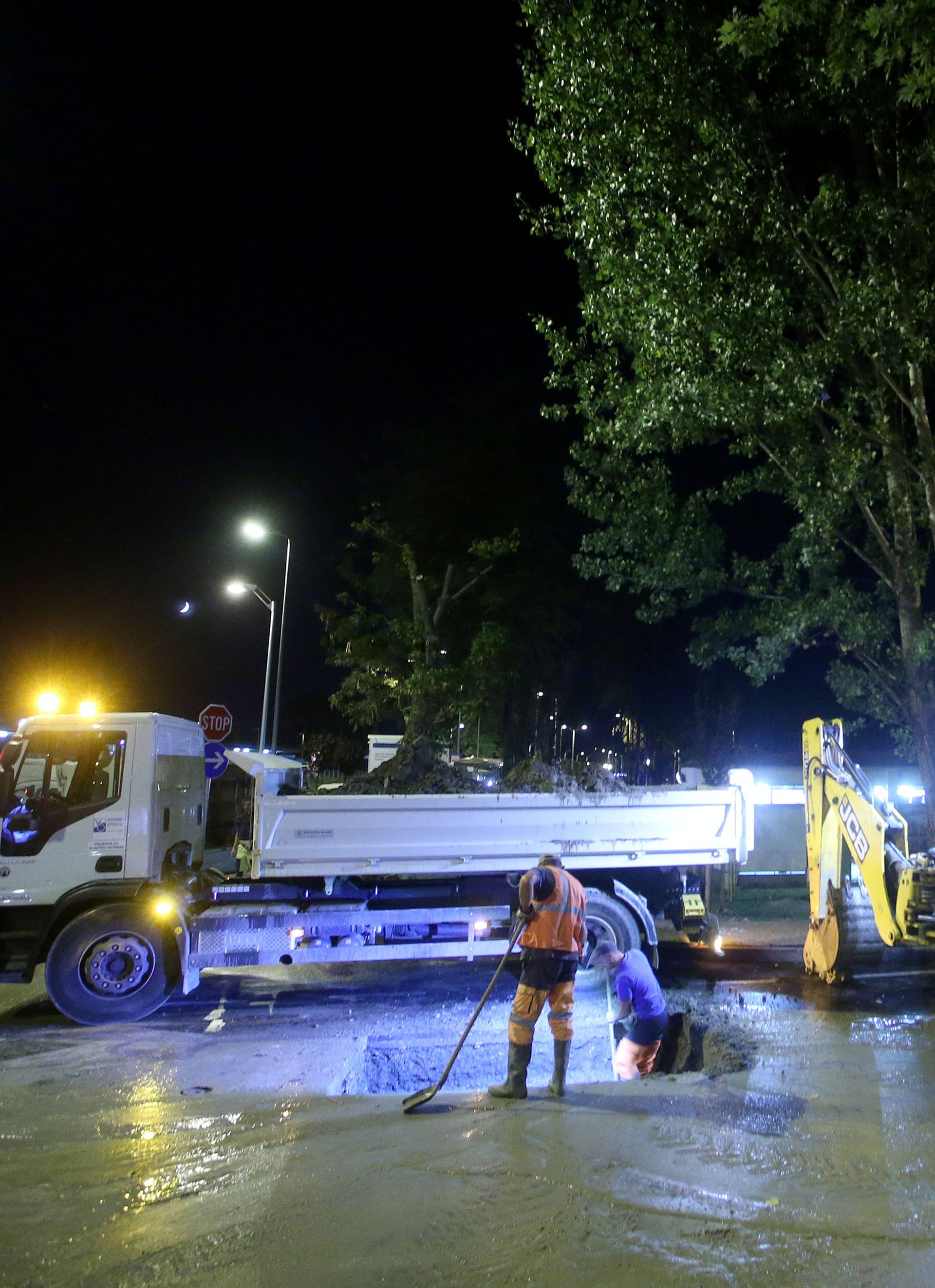 Pukla cijev i poplavila cijelu ulicu u zagrebačkom Vrapču