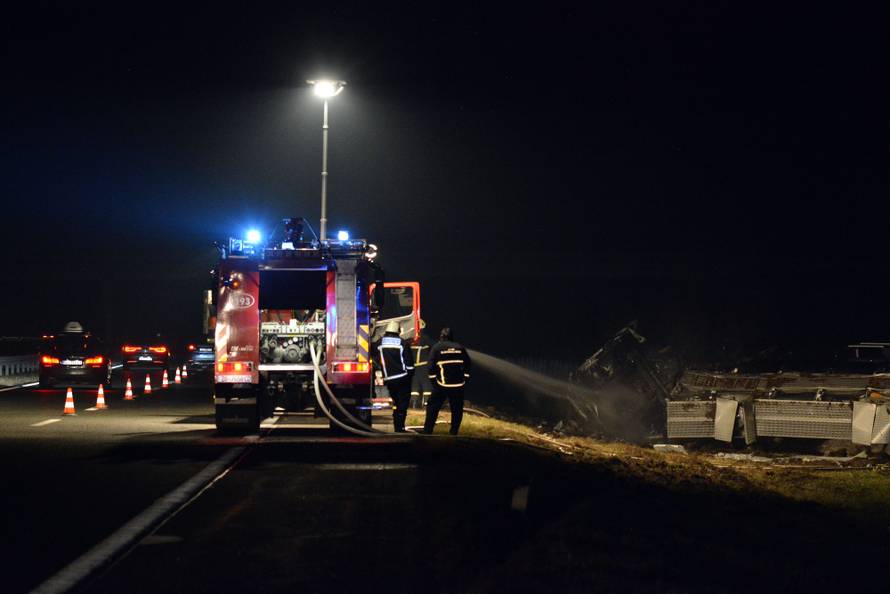 Na autocesti Bregana-Lipovac prevrnula se cisterna i zapalila