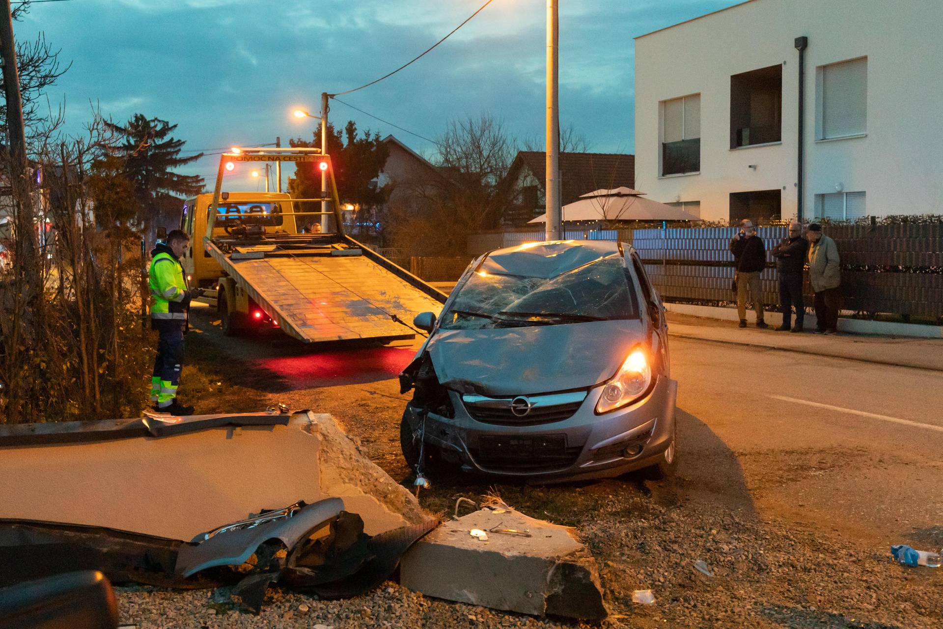 Zagreb: U Svetoj Klari automobilom udario u betonski zid i završio na krovu