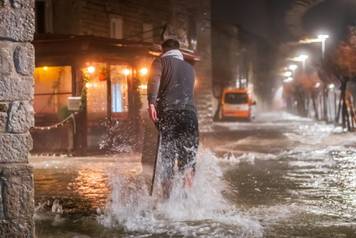 Ka&scaron;tela: Ciklonalna plima poplavila rivu i okolne ulice