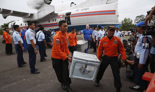 Pronađen trup aviona AirAsia, fokus odsad na crnim kutijama