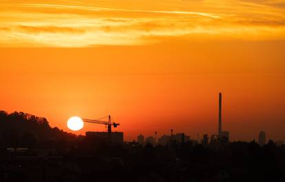 FOTO Prvo Supermjesec, a onda spektakularni izlazak Sunca! Snimljeno u Zagrebu. Uživajte