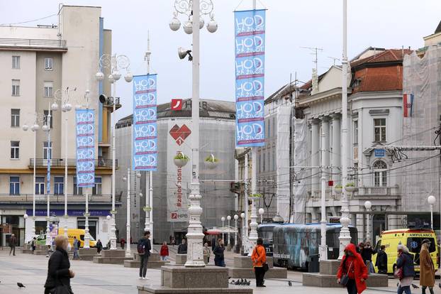 Po Zagrebu postavljene zastave koje najavljuju Hod za život