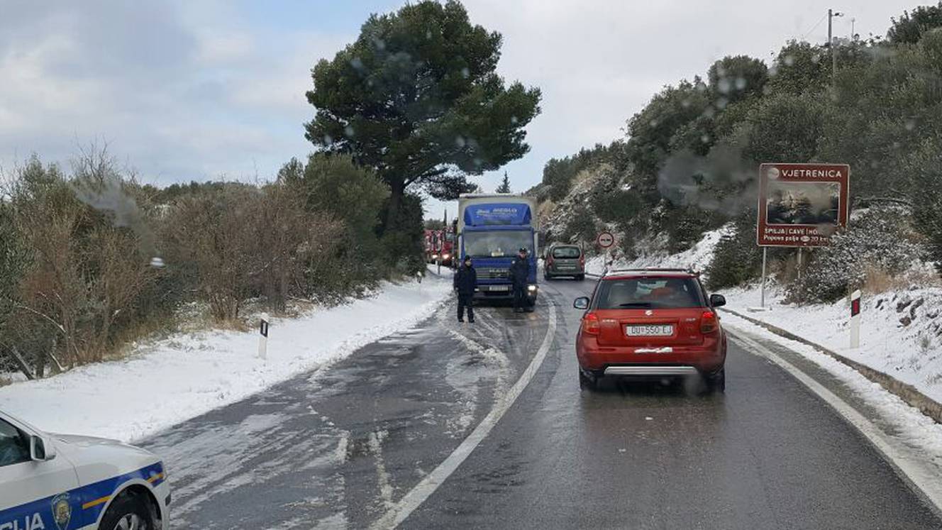 S ceste kod Dubrovnika sletjeli bus i ralica, muškarac ozlijeđen