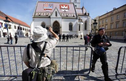 Markov trg pun turista, crkvu "razgledavaju" preko ograde 