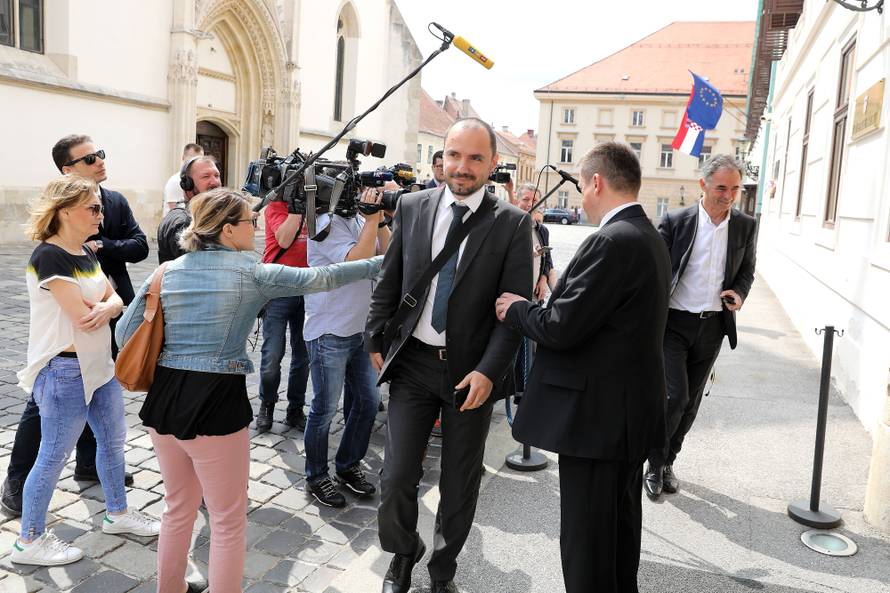 Završio sastanak: 'Institucije neka rade svoje. Vlada ostaje'