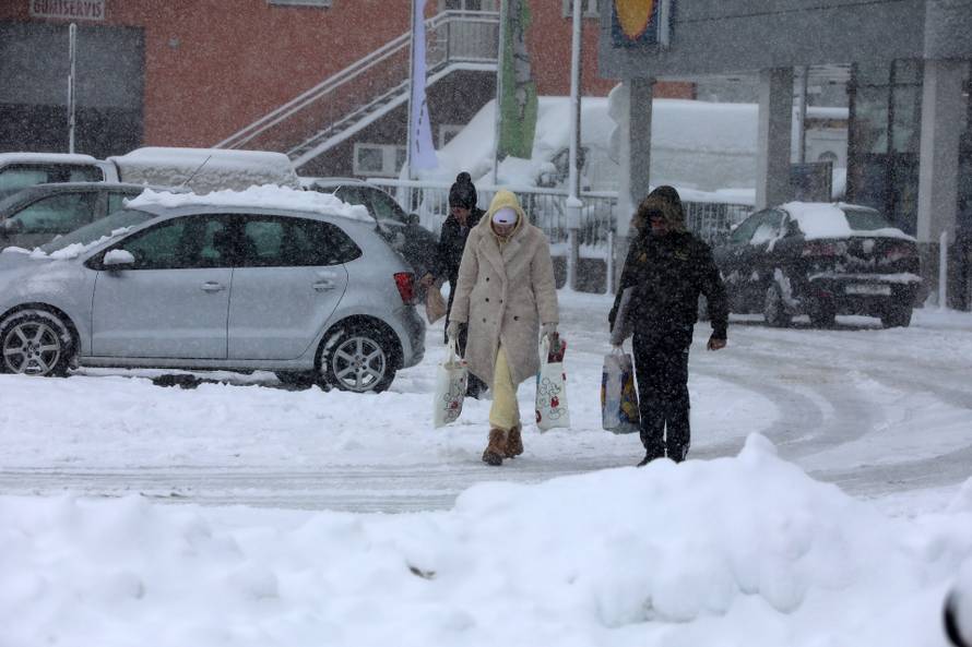 Delnice: Snijeg i jak vjetar otežavaju promet