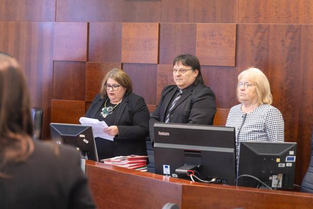 Vukovar: Brat ubijene Jasne Veselinović s njenom slikom pratio izricanje presude - ubio ju partner i osuđen je na 35 godina zatvora