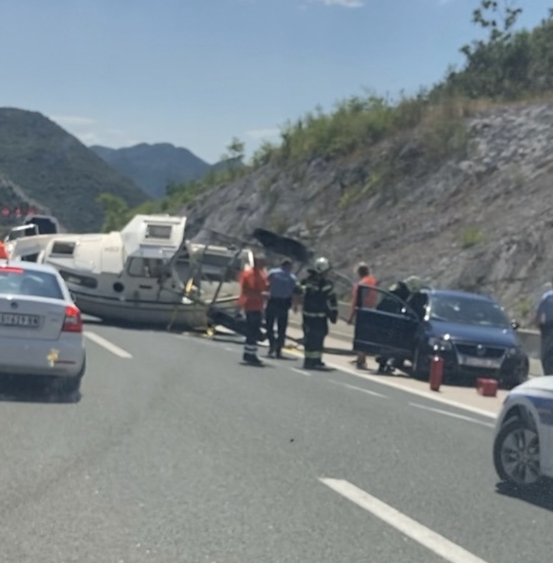 VIDEO Kilometarske kolone posvuda, gliser blokirao promet na A1, policija sve prati iz zraka