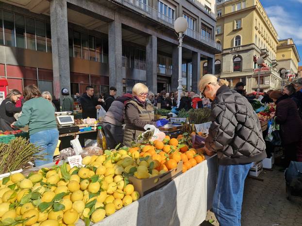 FOTO 'Pa to nije normalno, kila rajčica sedam eura! Nemam ja toliko, kupila sam tri komada'
