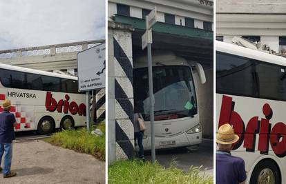 Autobus s učenicima  iz Istre 'zaglavio'  ispod mosta u Italiji