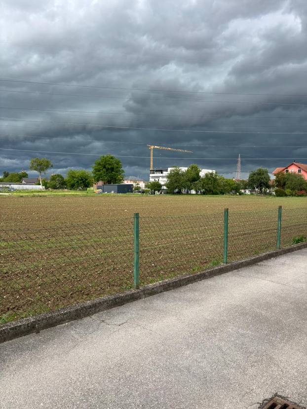FOTO/VIDEO Olujno nevrijeme poharalo je Zagreb! 'Kaos! Pada tuča, grmi, vjetar ruši sve...'