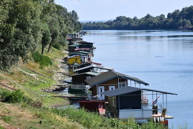 Slavonski Brod: Splavarska ulica jedinstvena je u Hrvatskoj, uz Savu se niže stotinjak splavova