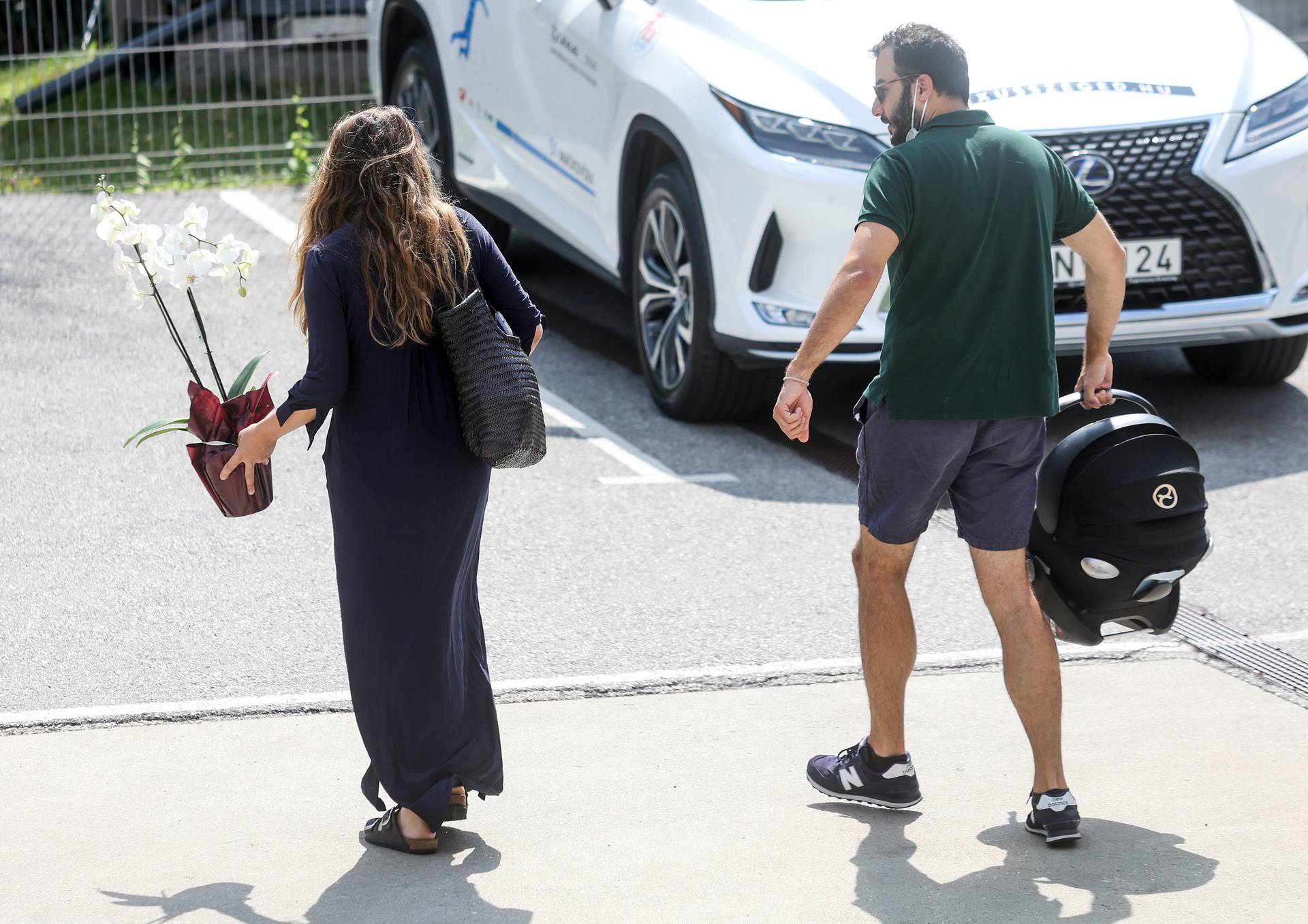 Antoneta Alamat Kusijanović odlazi iz poliklinike Podobnik nakon što je rodila dječaka