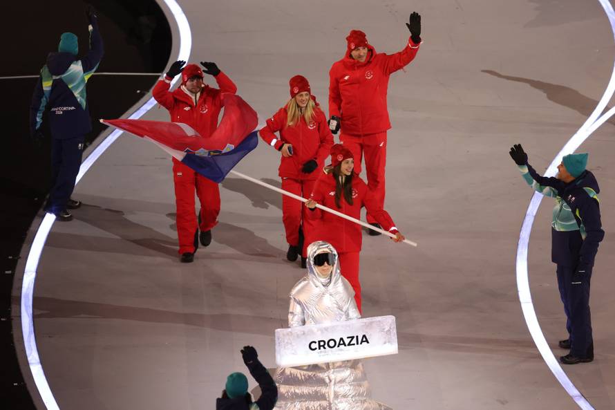'Neka Igre počnu!' Otvorene su 25. Zimske olimpijske igre u Italiji, plamen upalile ikone...