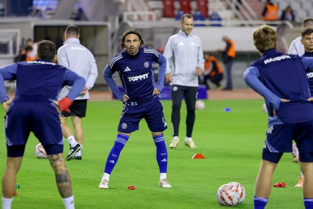 Zagrijavanje nogometaša uoči početka utakmice 13. kola SuperSport HNL-a između Hajduka i Osijeka