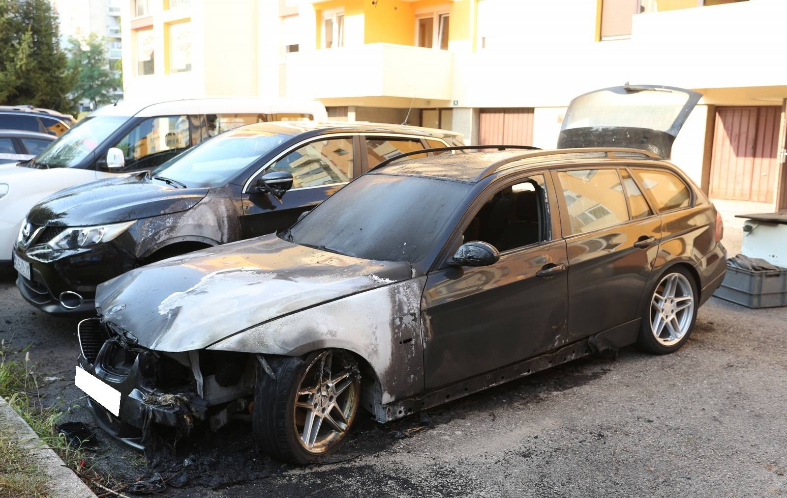 Karlovac: Zapalio se osobni automobil koji je potpuno izgorio, oÅ¡teÄeni i okolni autmobili