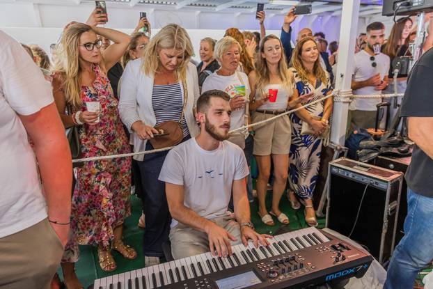 Split: Koncert u čast Oliveru Dragojeviću  na trajektu za Velu Luku