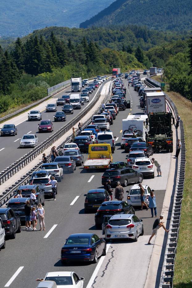 Otočac: Kolona prije tunela Plasina u smjeru Dubrovnika