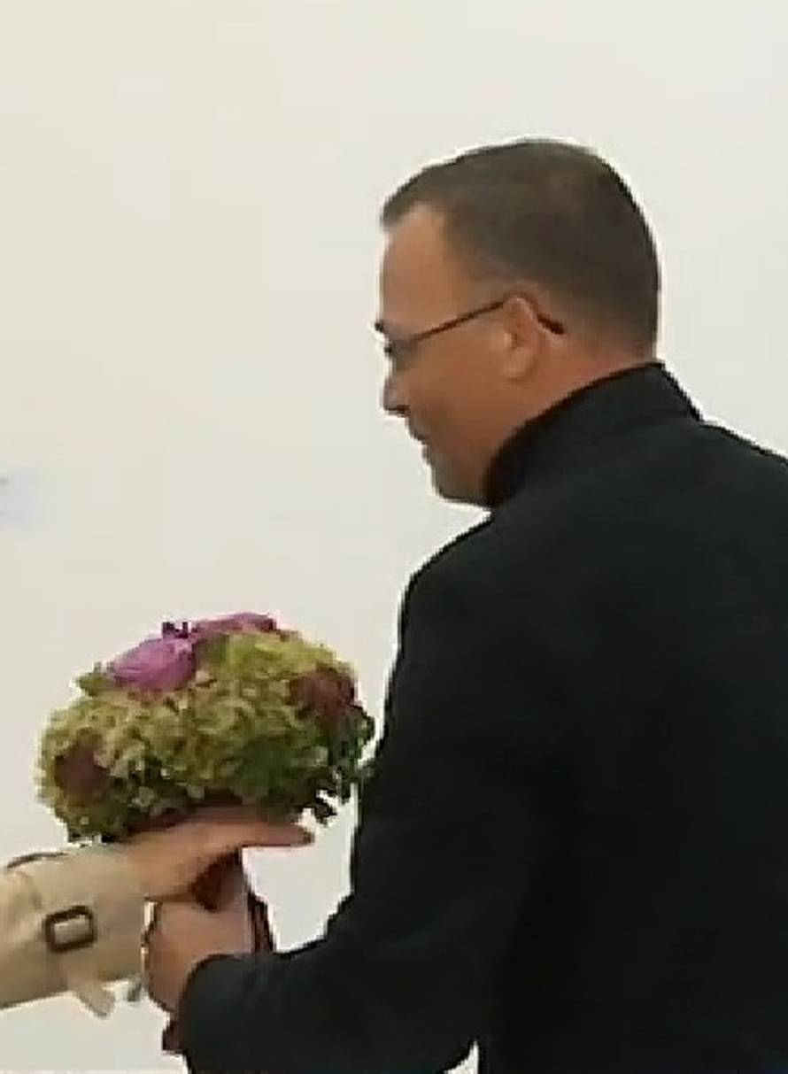 Kavalir Hasanbegović dočekao svoju nasljednicu s cvijećem