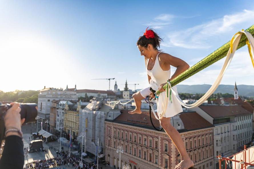 Zagreb: Antonia Gašparov hodom na žici privukla poglede prolaznika