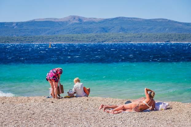 Olujna bura i jutro na plaži Zlatni rat