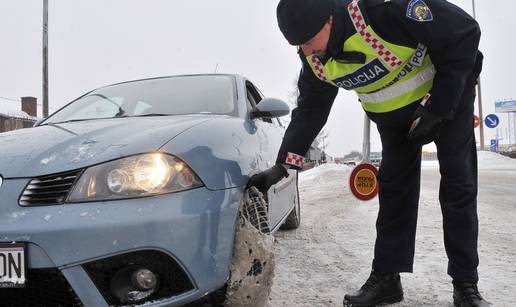 Sjedanje u auto zimi je izlazak na prvu liniju. Zapamtite to.