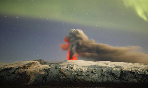 Aurora Borealis se nadvila nad vulkan Eyjafjallajokull