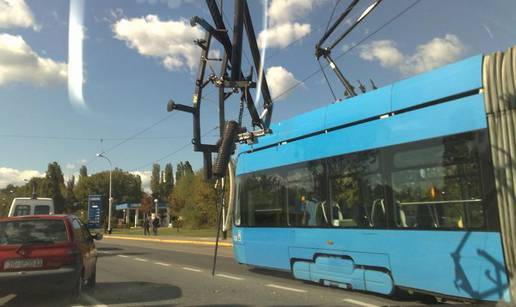 Pantograf tramvaja pao pa zakrčio promet u Zagrebu