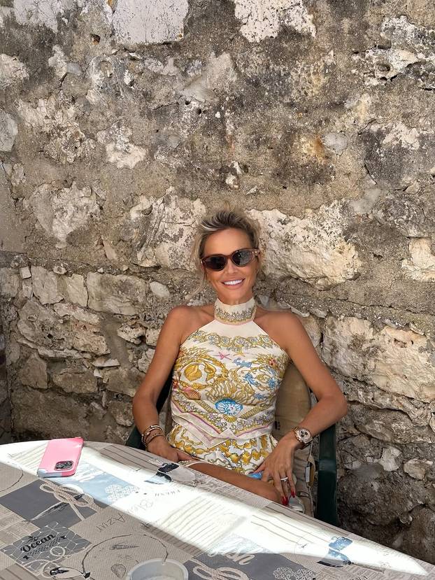 FOTO Maja Šuput voli Versace: Pogledajte njene badiće, luftiće, torbice, papuče i kućni ogrtač