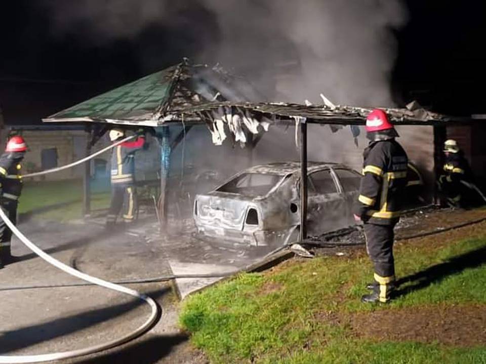 Buktinja kod Novog Marofa: Planuo auto, izgorjela sjenica i nadstrešnica nasred dvorišta