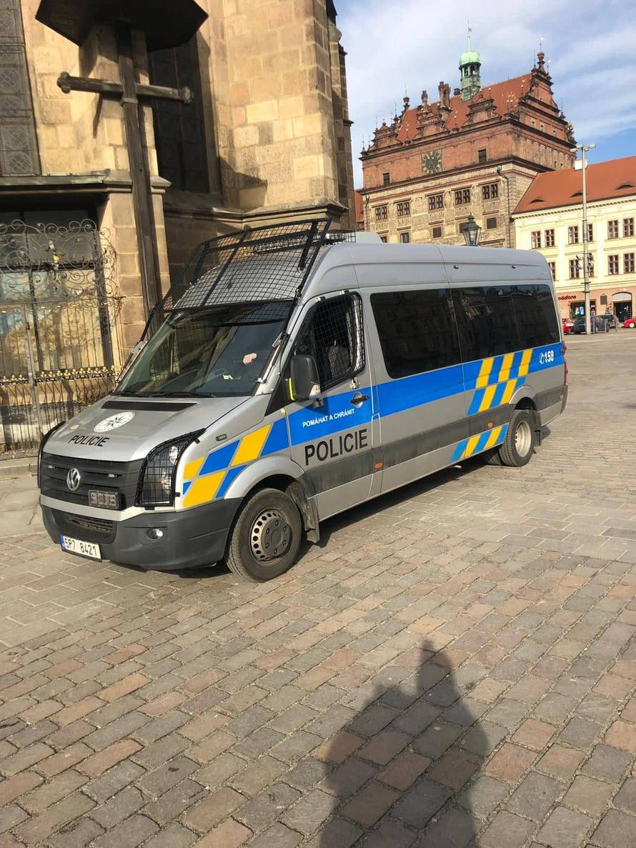 Ponovno su osramotili Dinamo: Boysi zasuli policiju bakljama