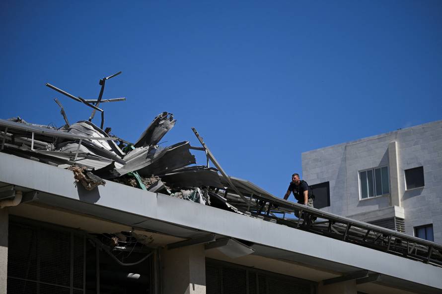 Aftermath of an Iranian missile strike, in Holon