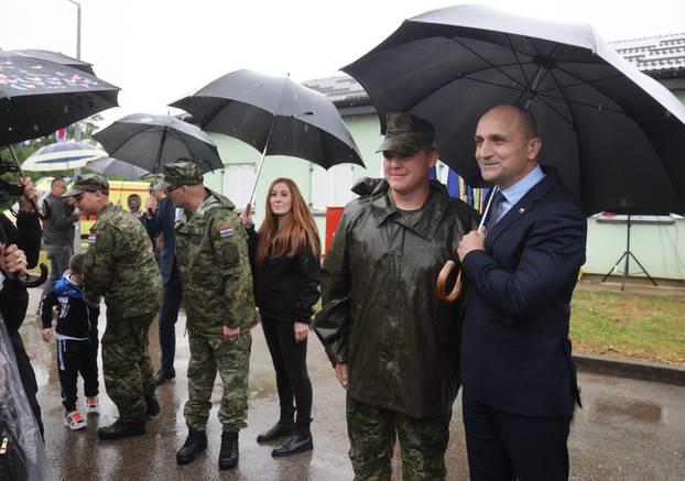 FOTO Suze i zagrljaji u Požegi: 900 novih ročnika položilo prisegu, među njima i 53 žene