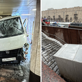 FOTO Majstore, tko di je dao vozačku? Kombijem je uletio u pothodnik u Moskvi i sve razbio