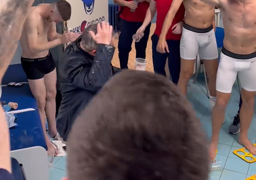 VIDEO Fešta u svlačionici: Igrači zalili izbornika pivom i zapjevali 'mi imamo Buraza, šefa svog...'