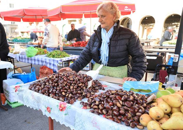 Zagreb: Na Dolac stigli prvi ovogodišnji kesteni, cijene su od 5 do 7 eura
