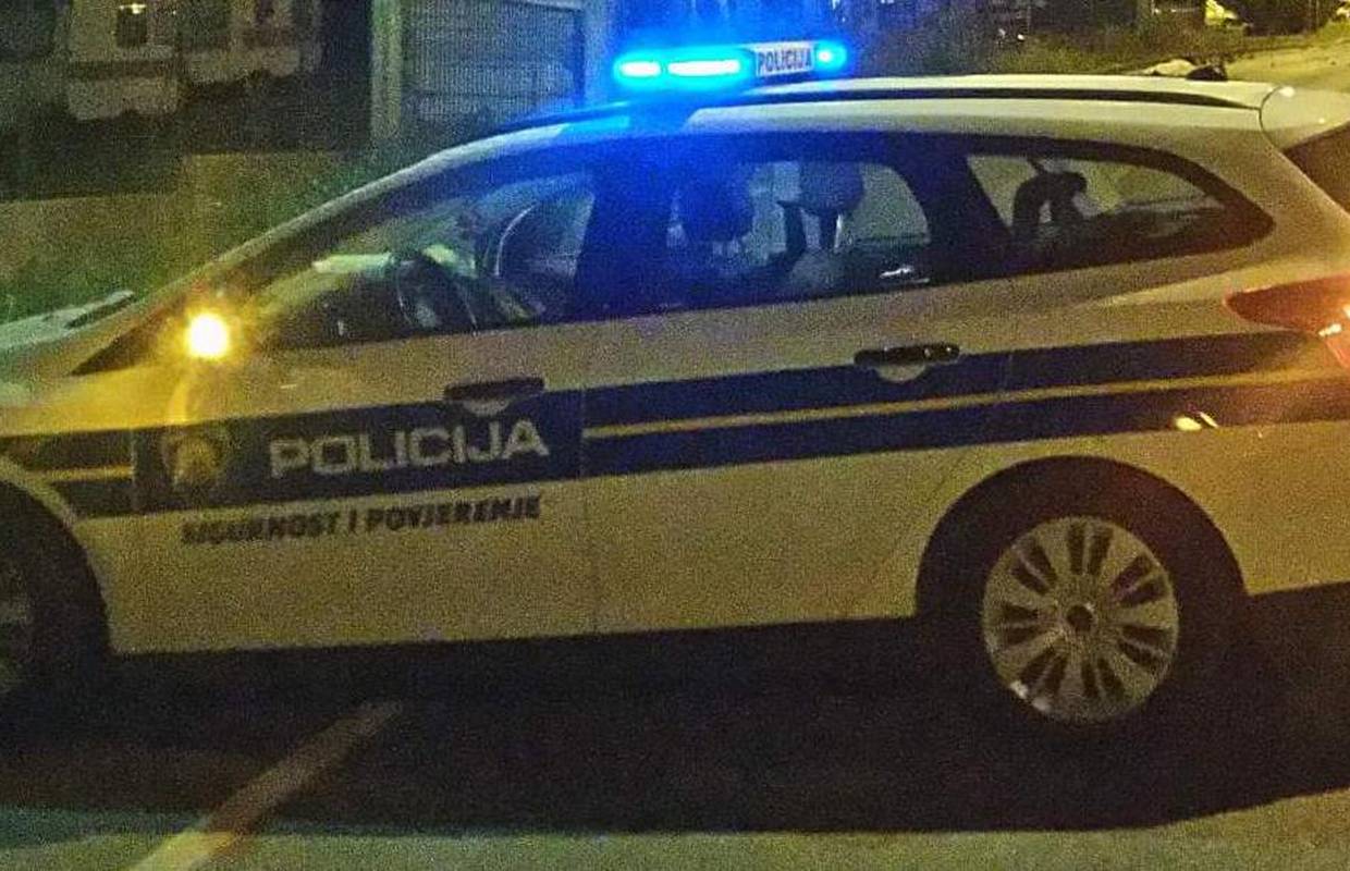 Izudarali palicama mladića, pa napali i policajca: Prignječili su mu šaku vratima automobila